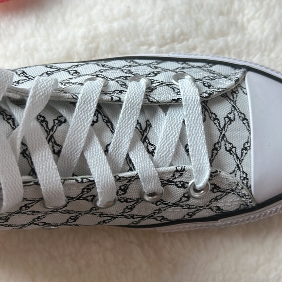 Converse brand new shoes in box. Women size 10.5 Men’s size 8.5 - Picture 5 of 7